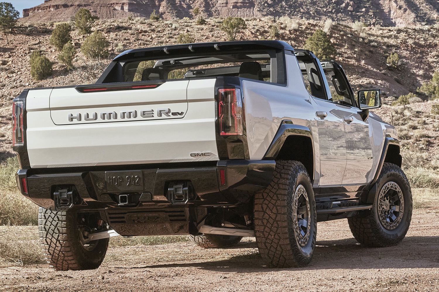 Với hệ thống truyền động EV, GMC Hummer mới đã được thiết lập để trở thành mẫu Hummer thân thiện với môi trường đầu tiên được chế tạo.  