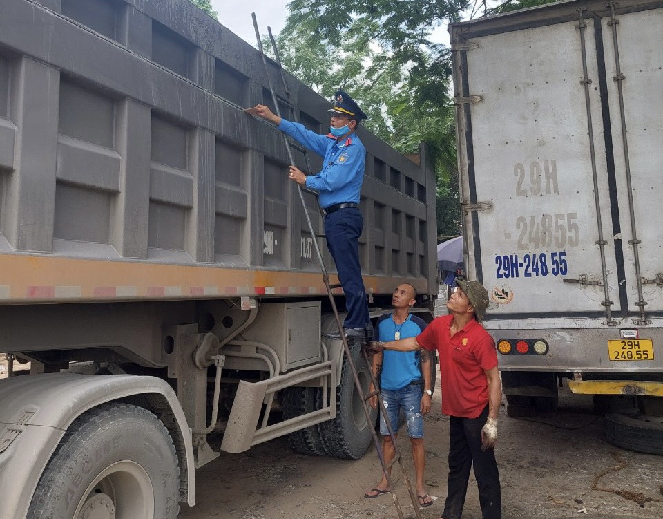 Tăng cường kiểm tra, xử lý nghiêm xe vi phạm về kích thước thùng hàng, quá tải