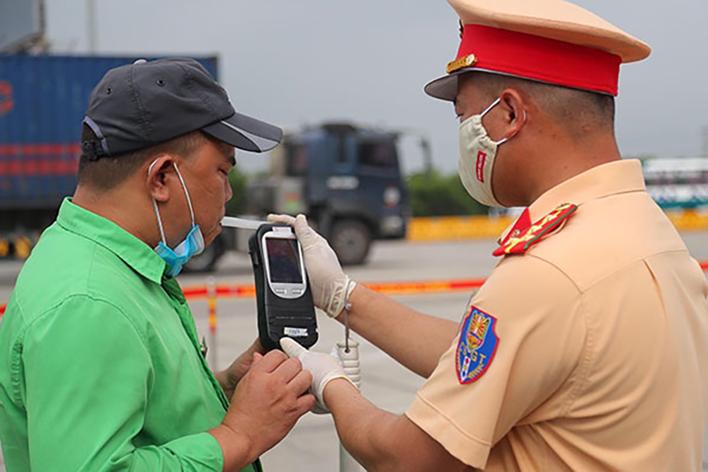 CSGT kiểm tra nồng độ cồn các tài xế. Ảnh: CAND.