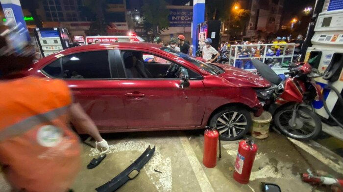 Hiện trường vụ tai nạn xe điên đâm vào cây xăng ở đường Láng (Hà Nội), khiến 8 người bị thương, trong đó có 5 người bị thương nặng được đưa đi cấp cứu. Ảnh: Báo Giao thông.