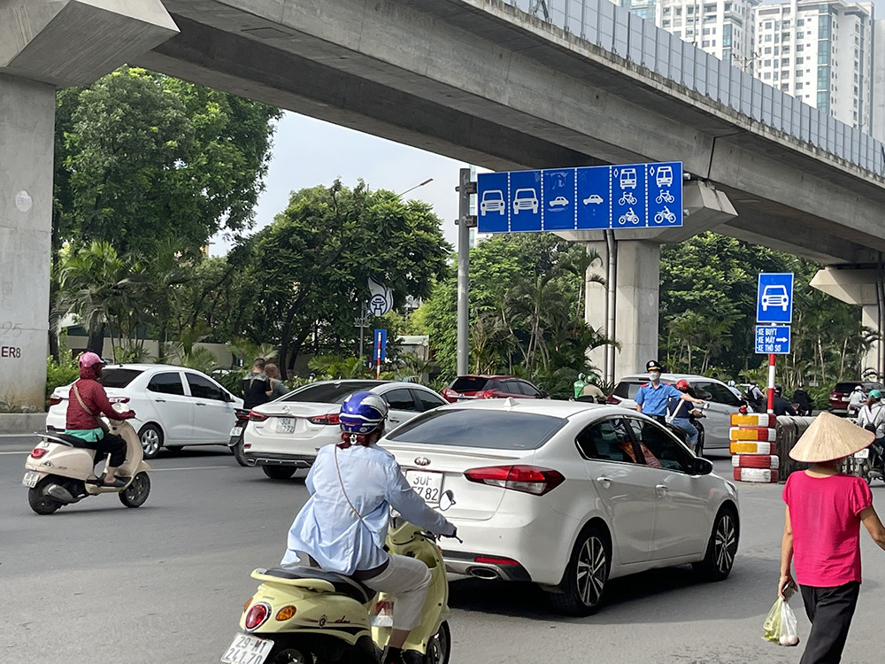 Thậm chí, xe con cũng sẵn sáng đi vào làn dành cho xe buýt, xe máy và xe thô sơ.