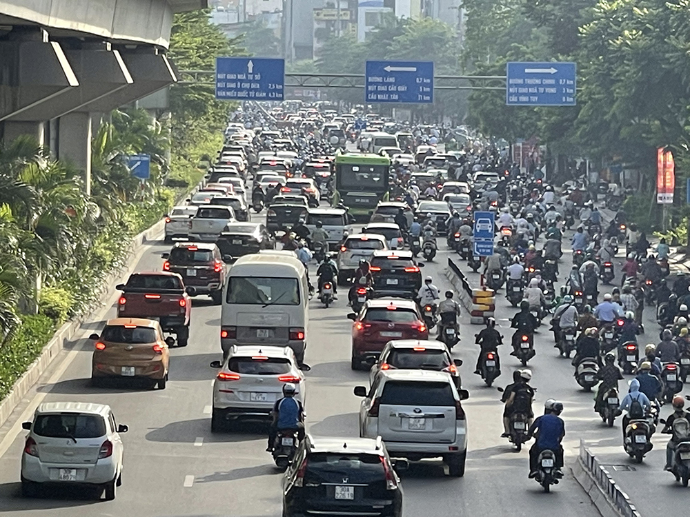  Không khó để nhận thấy sự lộn xộn trên đường Nguyễn Trãi dù đã được phân làn rõ ràng.
