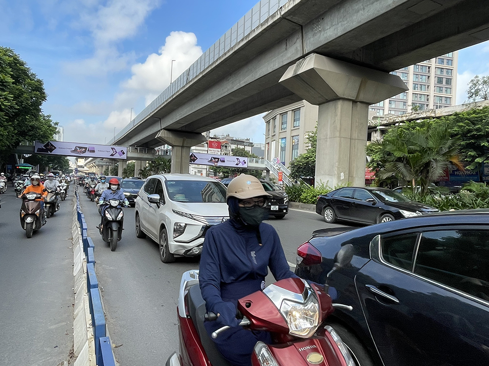 Đoạn đường thí điểm được lắp đặt giải phân cách cứng ở cả hai chiều, trụ chống va kết hợp cùng hàng rào cơ động đã được lắp nhưng nhiều người dân vẫn cố tình đi vào phần đường không phải của mình.