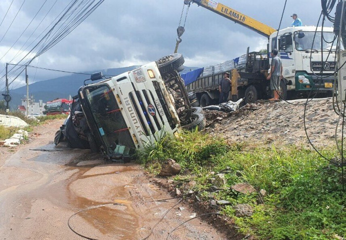  Hiện trường vụ tai nạn giao thông trên Quốc lộ 20 (đoạn qua thôn Phú Hiệp 1, xã Gia Hiệp, huyện Di Linh, tỉnh Lâm Đồng) khiến hai người phụ nữ tử vong thương tâm. Ảnh: Báo GT.