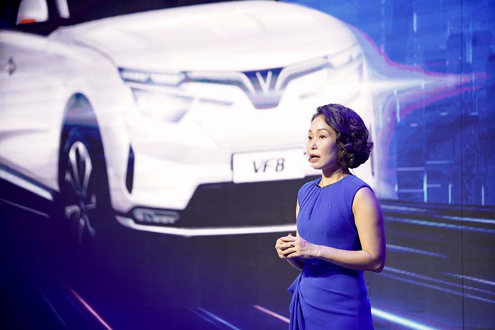 Bà Lê Thị Thu Thuỷ - Phó Chủ tịch Tập đoàn Vingroup kiêm Tổng giám đốc VinFast toàn cầu phát biểu tại lễ bàn giao xe VF 8.