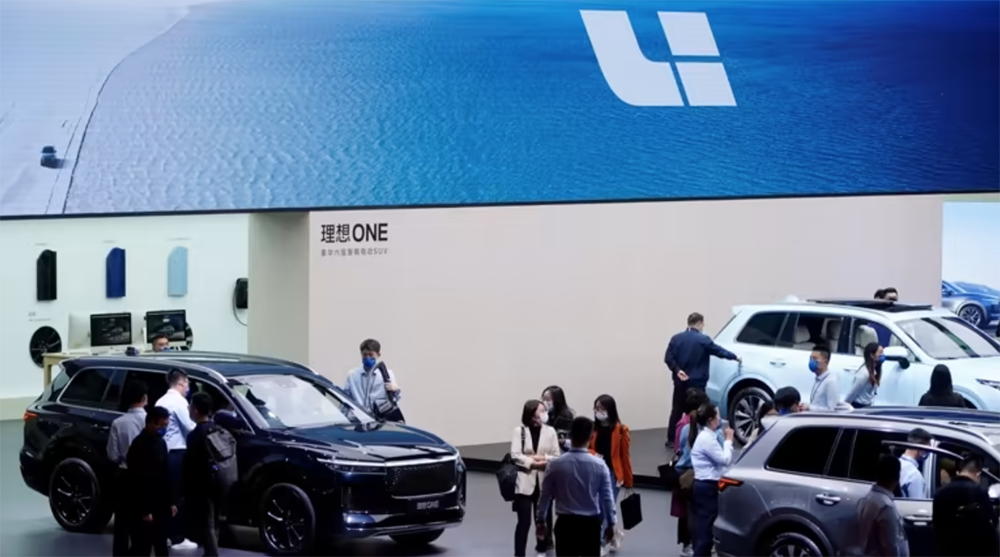 Khách ghé thăm gian hàng của nhà sản xuất xe điện Trung Quốc Li Auto trong một ngày truyền thông cho triển lãm Auto Shanghai ở Thượng Hải vào tháng 4 năm 2021. Ảnh: Reuters.