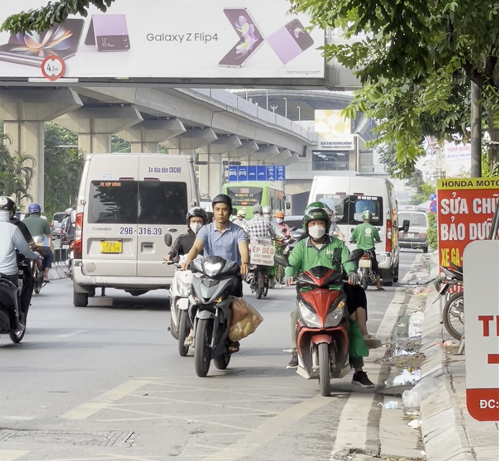 Một số người vẫn cố tình đi ngược chiều. Ảnh: Tuấn Nam.