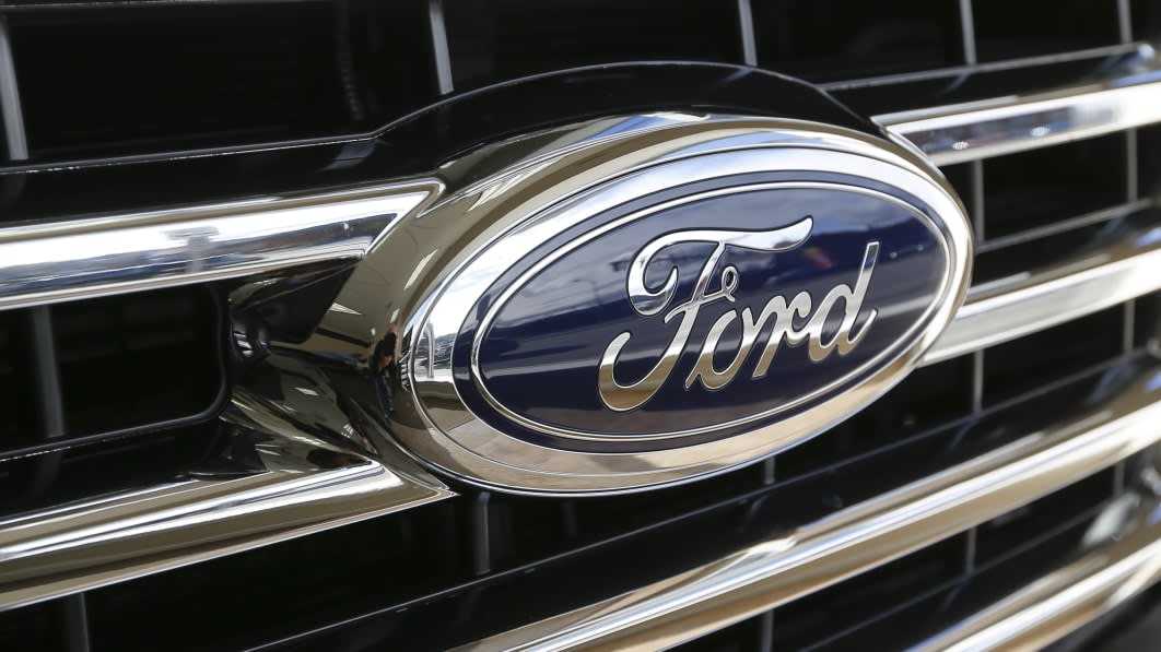 Ford phải ngừng giao hàng vì thiếu… logo trang trí