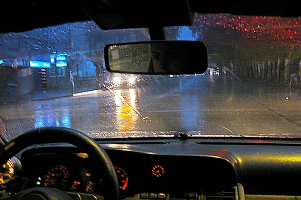 Lái xe trong trời mưa bão tiềm ẩn nhiều rủi ro.