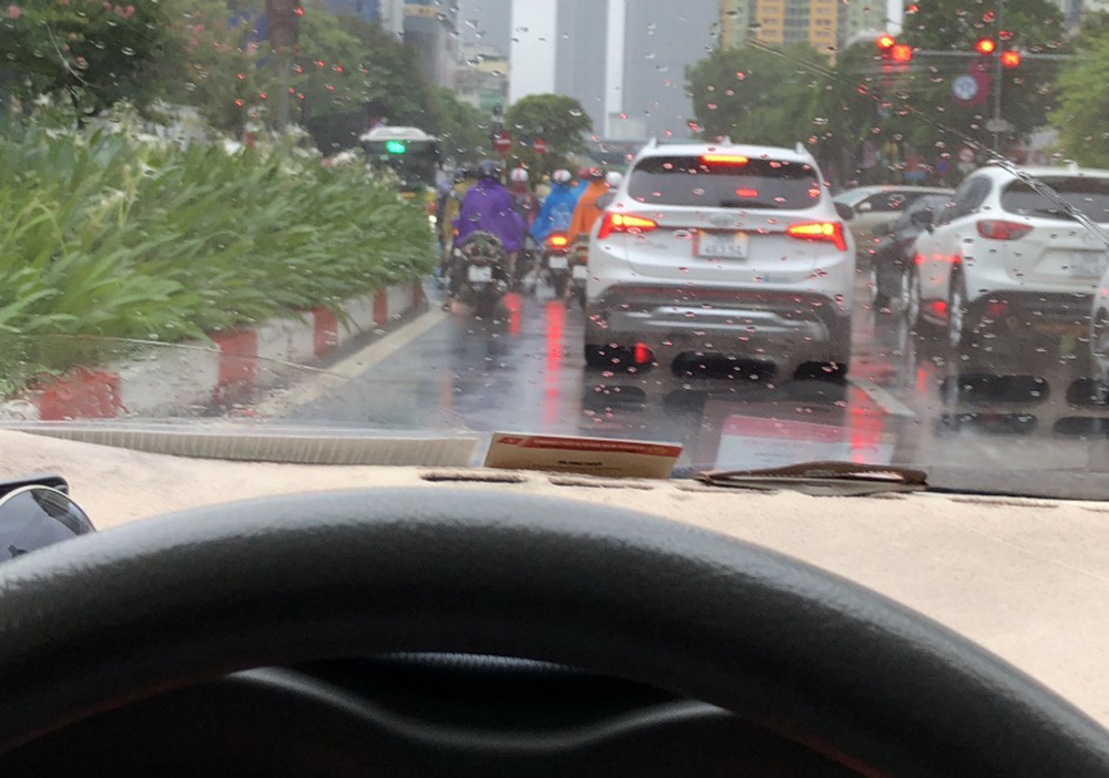 Bạn có biết: Làm thế nào để lái xe an toàn trong ngày mưa bão lớn?