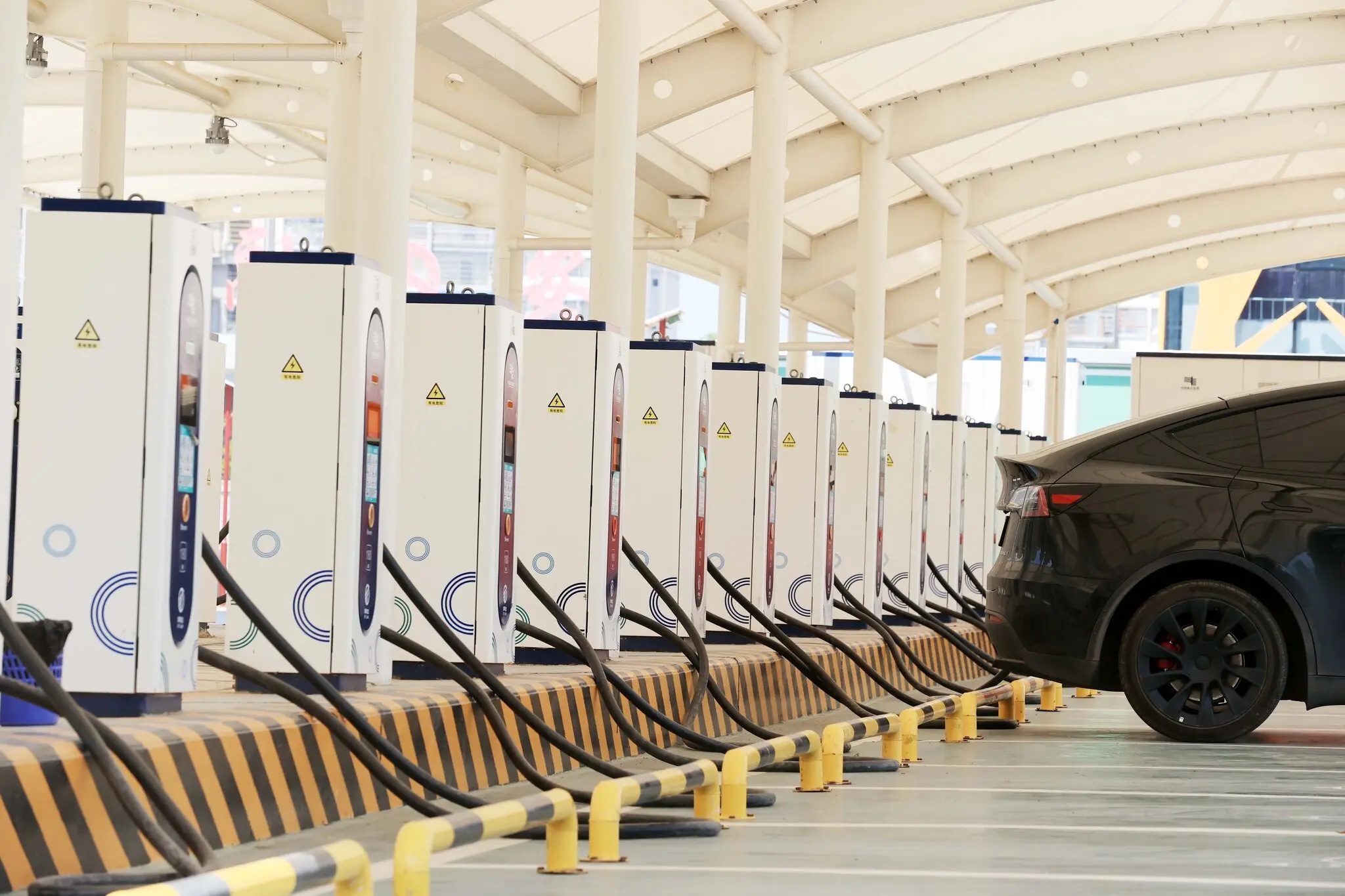 Có khoảng bốn triệu thiết bị sạc ở Trung Quốc, gấp đôi con số so với một năm trước, và sẽ có nhiều hơn nữa thời gian tới.