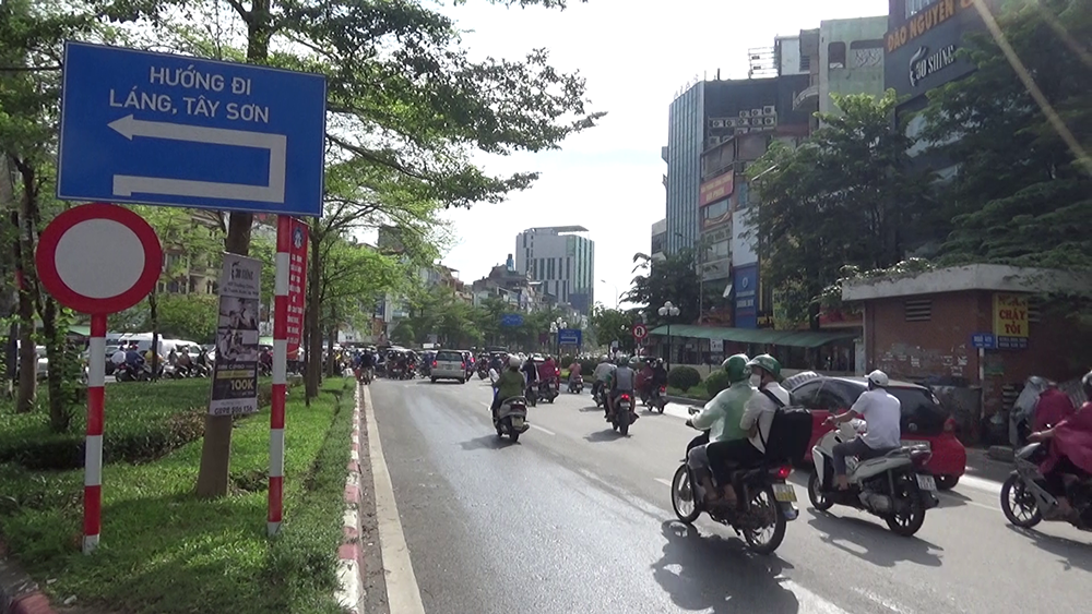 Hà Nội: “Dàn hàng luồn lách”, chạy cảnh sát giao thông tại nút giao Ngã Tư Sở