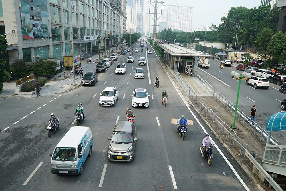 Làn đường dành riêng cho xe buýt nhanh BRT được khôi phục nguyên trạng trước khi thi công hầm chui. Ảnh: Lê Vũ.