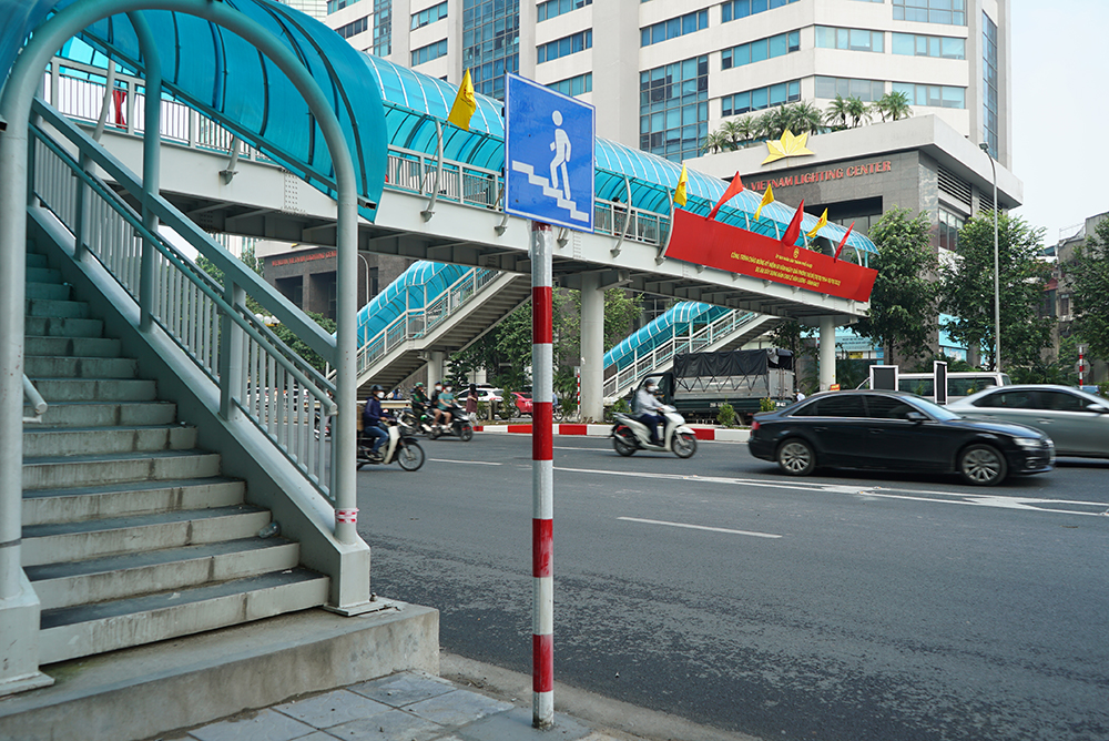 Hệ thống cầu dành cho người đi bộ, kết nối với nhà chờ xe buýt nhanh BRT được hoàn thiện. Ảnh: Lê Vũ.