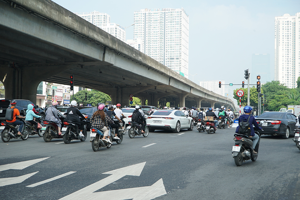 Phương tiện giao thông cả 2 chiều trên trục đường Khuất Duy Tiến, đến nút giao Lê Văn Lương không được phép rẽ trái hoặc quay đầu mà phải đi thẳng qua nút giao, quay đầu tại hai điểm mở dải phân cách để rẽ sang Lê Văn Lương hoặc Tố Hữu. Ảnh: Lê Vũ.