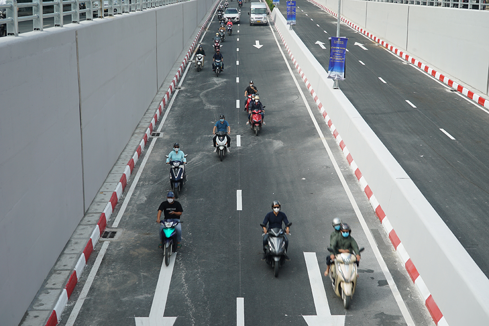 Theo Ban Quản lý dự án đầu tư xây dựng các công trình giao thông Hà Nội (Chủ đầu tư Dự án), các đơn vị liên quan đang nghiên cứu điều chỉnh lại hệ thống đèn giao thông trên tuyến cho phù hợp. Ảnh: Lê Vũ.