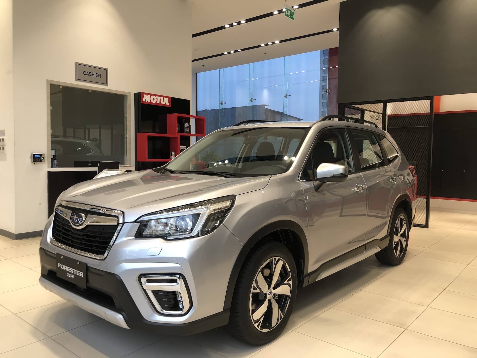 Ngay từ đầu tháng 10, mẫu xe giảm giá sâu nhất gây chú ý là Subaru Forester. Cụ thể, với bản 2.0i-S EyeSight có mức giảm tới 200 triệu, hiện còn chỉ 1,088 tỷ đồng (giá cũ 1,288 tỷ đồng). Hay với Subaru Forester 2.0i-L cũng giảm sâu xuống còn 879 triệu đồng từ mức giá cũ 1,128 tỷ đồng.