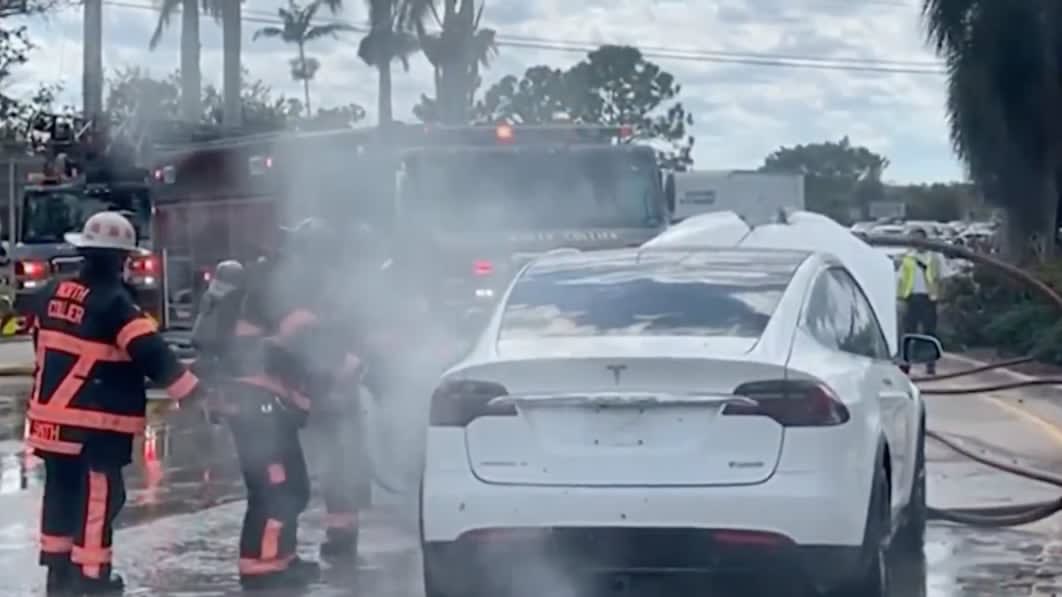 Xe Tesla bốc cháy sau khi bị ngập nước