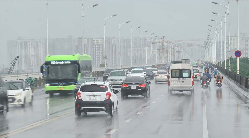 Bạn có biết: Kinh nghiệm lái xe ô tô trong thời tiết mưa rét