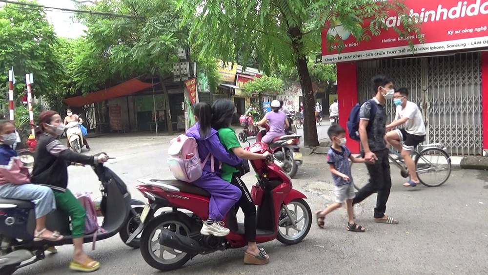Hà Nội: Nhiều phụ huynh làm "gương xấu", vô tư vi phạm luật giao thông 