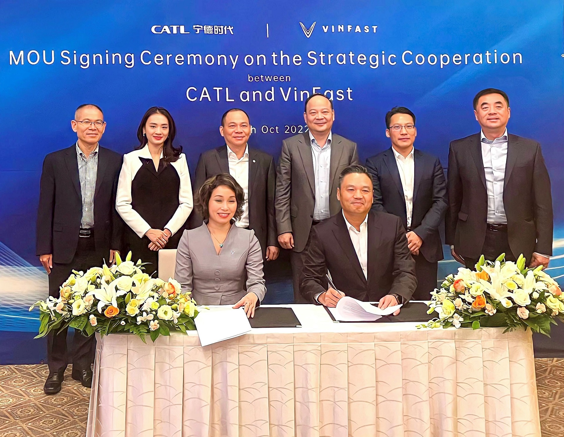 Ông Phạm Nhật Vượng - Chủ tịch Vingroup và ông Robin Zeng - Chủ tịch CATL (giữa) trong buổi ký kết biên bản ghi nhớ về hợp tác chiến lược giữa CATL và VinFast tại Osaka, Nhật Bản.
