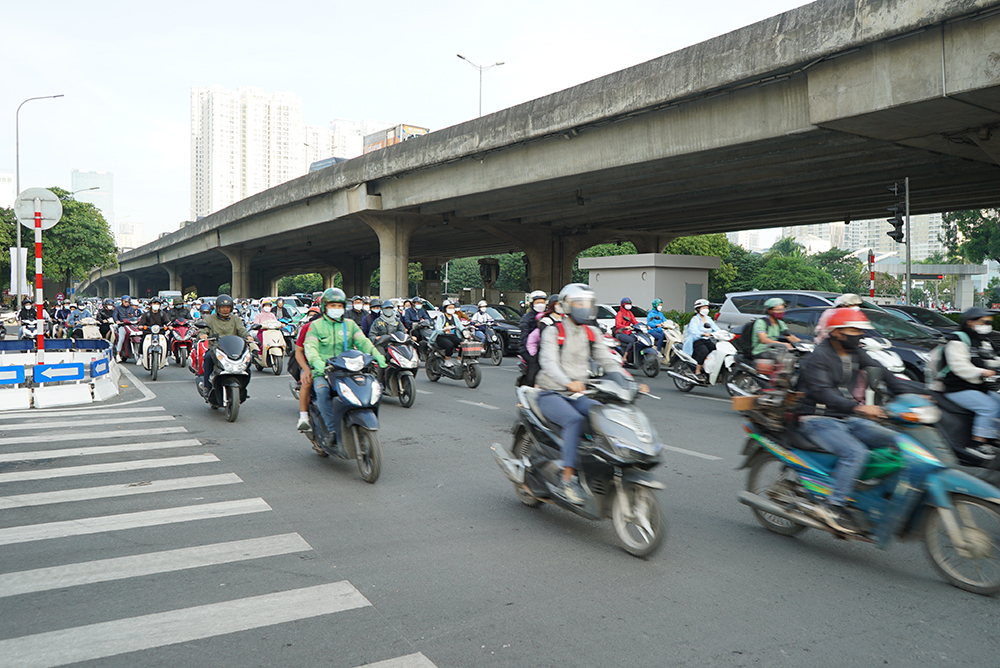 07h sáng hàng ngày, lượng phương tiện đổ vào trung tâm Thành phố Hà Nội thường tăng mạnh.