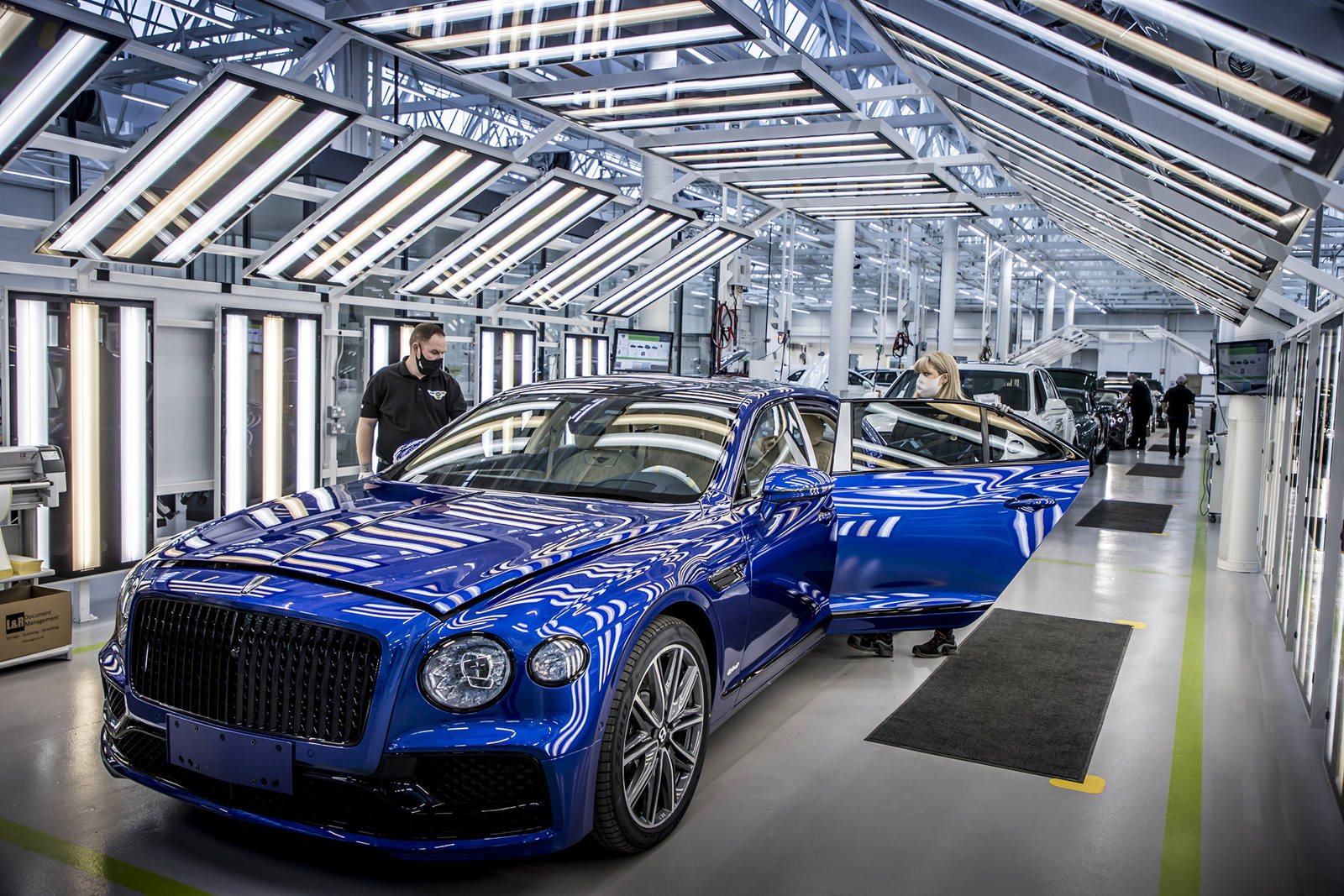 Nghịch lý của Bentley: Bán xe ít, bất ổn kinh tế toàn cầu nhưng vẫn lãi lớn