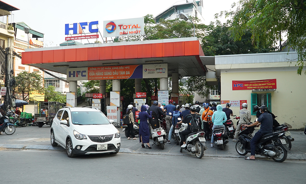 Theo ghi nhận của PV, mỗi xe máy vào đổ xăng thường phải chờ đợi từ 15-30 phút mới đến lượt. Tình trạng bán xăng theo định lượng, tối đa 300.000 đồng/ô tô, 50.000 đồng đối với xe máy diễn ra ở nhiều nơi.