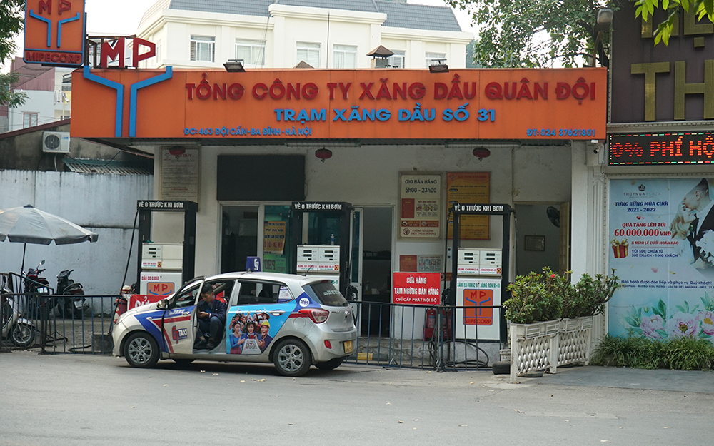 14h30 ngày 8/11, cây xăng quân đội tại địa chỉ 463 Đội Cấn (Hà Nội) thông báo tạm ngừng bán hàng.