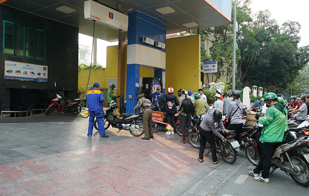 Trước thực trạng thiếu xăng cục bộ tại một số khu vực, Petrolimex vừa thông báo sẽ tăng cường phục vụ bán hàng tại các cửa hàng xăng dầu trên địa bàn Hà Nội kể từ ngày 8/11/2022 đến ngày 13/11/2022.
