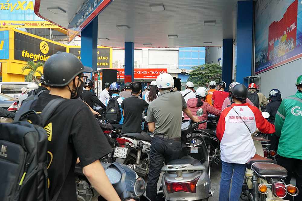 Người dân đổ xô đến các cây xăng lớn để giao dịch. Hàng dài các phương tiện xếp hàng đến lượt để đổ được xăng là cảnh dễ bắt gặp những ngày này ở Hà Nội.