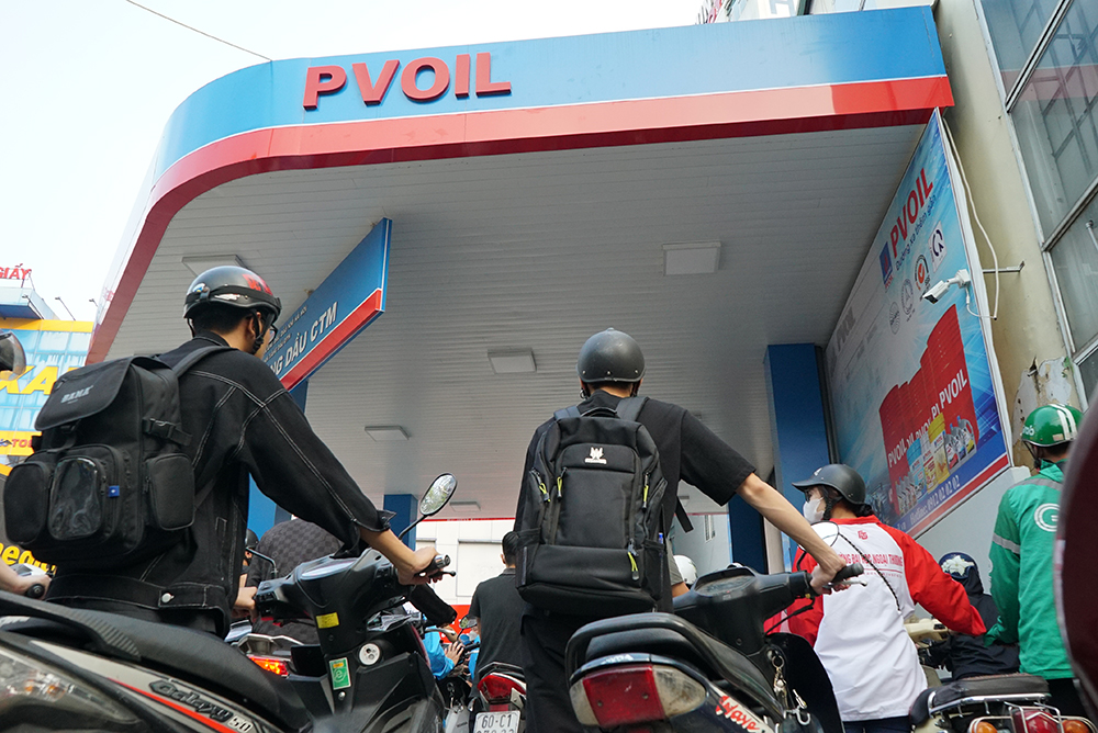 Thậm chí, khi xe bồn chở xăng đang tiếp xăng, nhiều người vẫn đứng chờ trước lối vào để được trở thành những người đổ xăng đầu tiên. Chị Hà (Cầu Giấy, Hà Nội) chia sẻ: “Nghe nhiều người khuyên không nên đổ xăng lúc vừa bơm vào bể chứa, nhưng tình hình này có xăng để mua đã là may lắm rồi. Những chỗ khác phải chờ đợi lâu hơn, thậm chí không có xăng mà mua