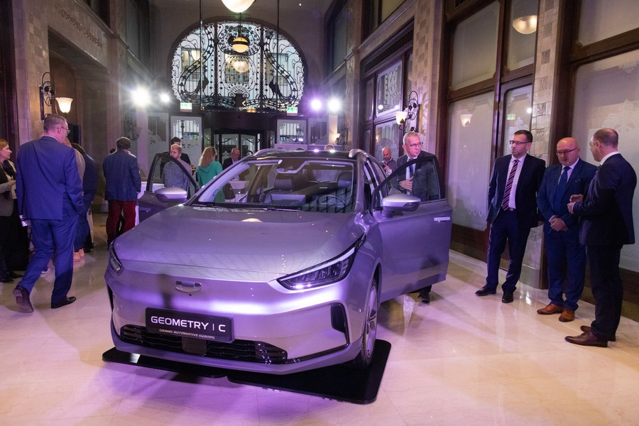 Một chiếc xe điện Geometry C của Geely được trưng bày trước lễ ký kết ở Budapest, Hungary, vào ngày 4 tháng 11 năm 2022. Ảnh: Tân Hoa xã.