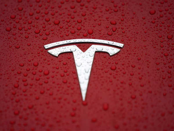 Giá trị thị trường của Tesla "bay" mất 600 tỷ USD
