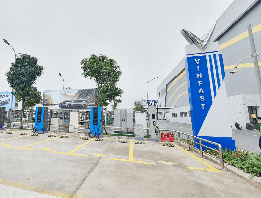 Tại Việt Nam, mới chỉ có VinFast đầu tư mạnh vào việc phát triện hệ thống trạm sạc xe điện trên toàn quốc.