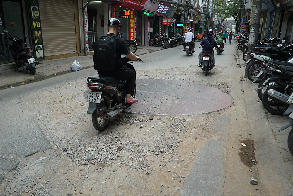 5/6 ga thu thuộc gói thầu số 2 đã hoàn thành cơ bản nhưng chỉ được che đậy tạm, khiến các phương tiện giao thông qua lại gặp nhiều khó khăn.