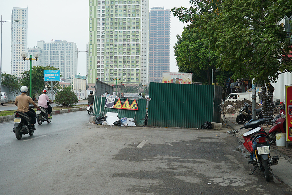 Tuyến đường Vũ Trọng Khánh (quận Hà Đông) dài khoảng 1,3 km nhưng hiện có đến 9 “lô cốt” gồm giếng kích và các hạng mục, vật tư tồn tại từ nhiều tháng nay.