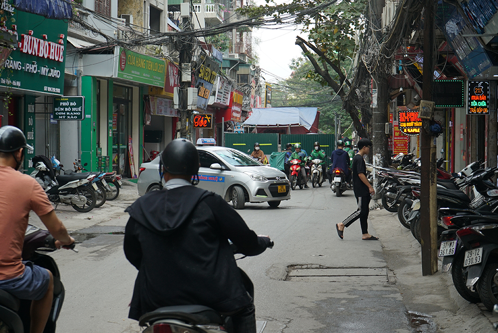 Một tài xế buộc phải quay đầu xe vì gặp “chướng ngại vật”, tìm lối đi khác.