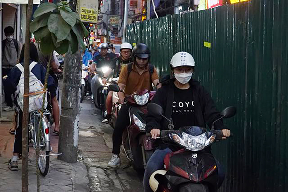 Hà Nội: Người dân khốn khổ vì những “lô cốt” án ngữ giữa đường