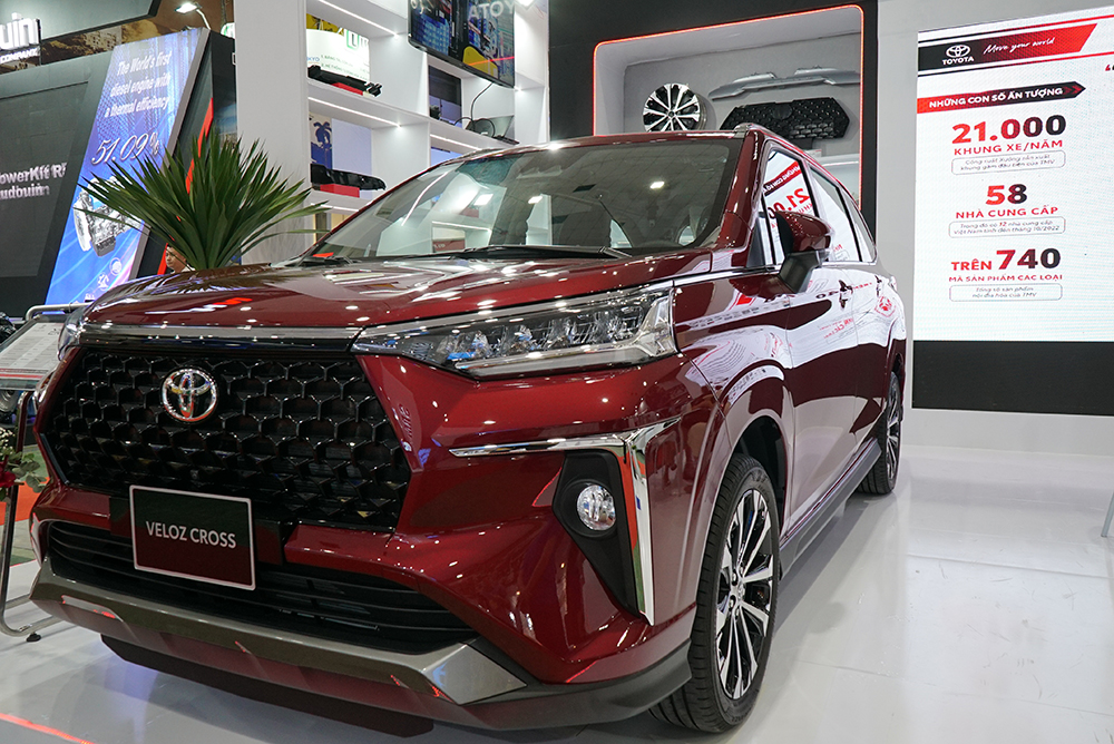 Tham dự VIMEXPO năm nay, Toyota Việt Nam giới thiệu mẫu Toyota Veloz Cross lắp ráp tại Việt Nam. Đây là một bước tiến quan trọng đối với TMV, thể hiện sự nỗ lực nâng cao sản phẩm nội địa và 