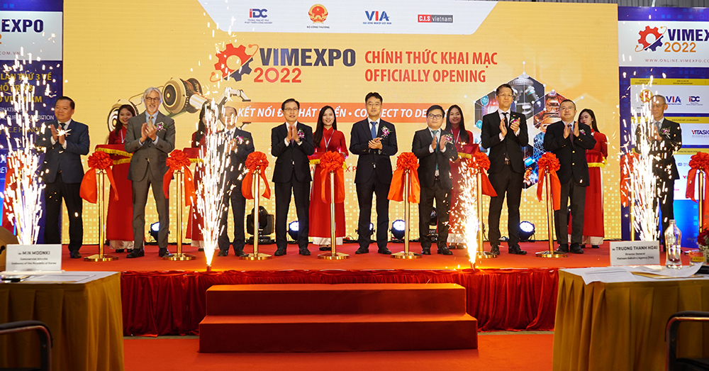 Sáng 16/11 tại Trung tâm Triển lãm Quốc tế I.C.E Hà Nội đã chính thức Khai mạc Triển lãm Quốc tế về công nghiệp hỗ trợ và chế biến chế tạo Việt Nam. Đây là lần thứ 3 Việt Nam tổ chức Triển lãm Quốc tế về Công nghiệp hỗ trợ và Chế biến chế tạo Việt Nam. Chương trình do Bộ Công Thương chỉ đạo cùng với sự tham gia của các tổ chức kinh tế, chính trị quốc tế như Mỹ, Nhật Bản, Singapore, Lào, Campuchia và các tập đoàn lớn trên thế giới.