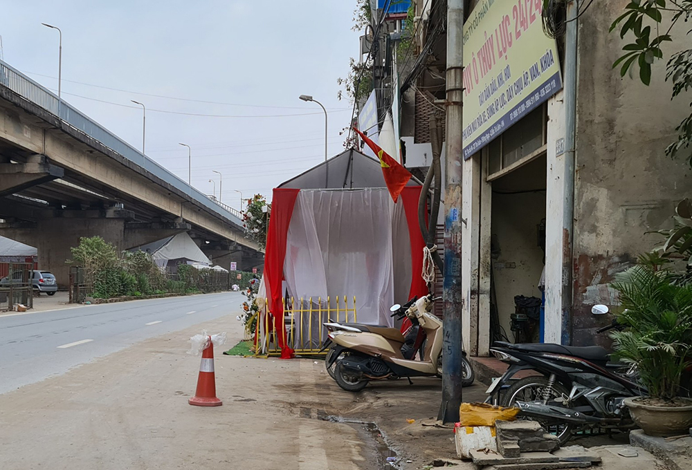 Một đám cưới dựng rạp tràn xuống dưới lòng đường.
