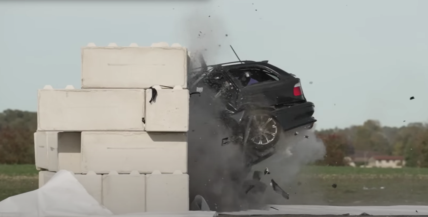 Điều gì xảy ra khi bạn đâm xe vào tường ở tốc độ 150 km/h?