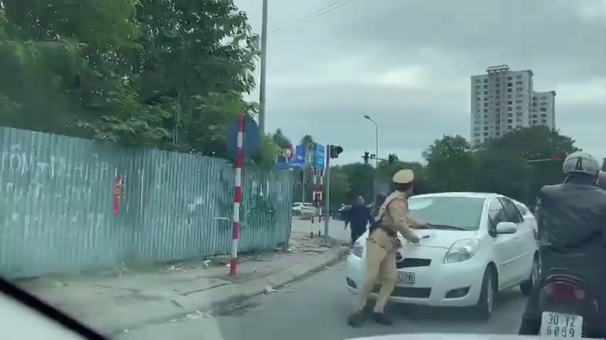 Hà Nội: Tài xế xe Toyota Yaris đẩy Cảnh sát Giao thông đi nhiều mét trên phố