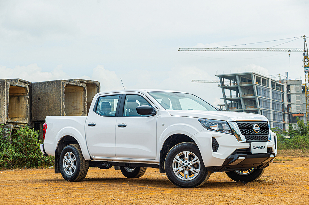 Với mức giá 699 triệu đồng, Navara bản 1 cầu giá rẻ khiến các đối thủ đứng ngồi không yên.  