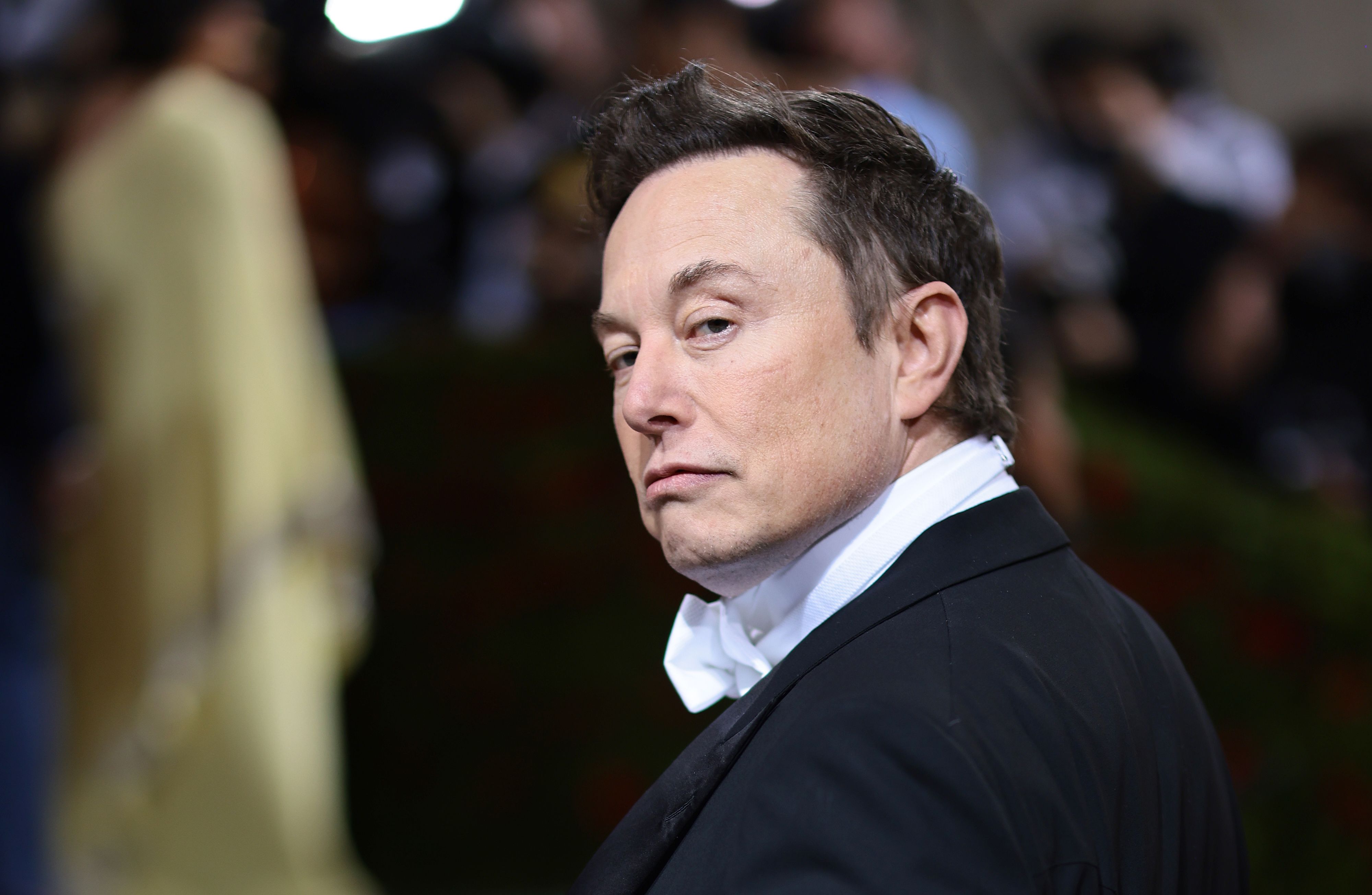 Elon Musk mất ngôi đầu trong danh sách người giàu nhất thế giới của Forbes