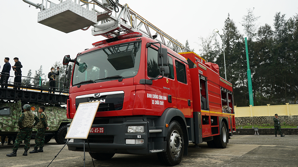 Xe chữa cháy của Binh chủng Công binh với thang thủy lực 12m, dung tích bồn nước 5.000 lít, dung tích bồn bọt 500 lít; công suất phun nước 2.000 lít/phút; tầm phun tối đa 60m.