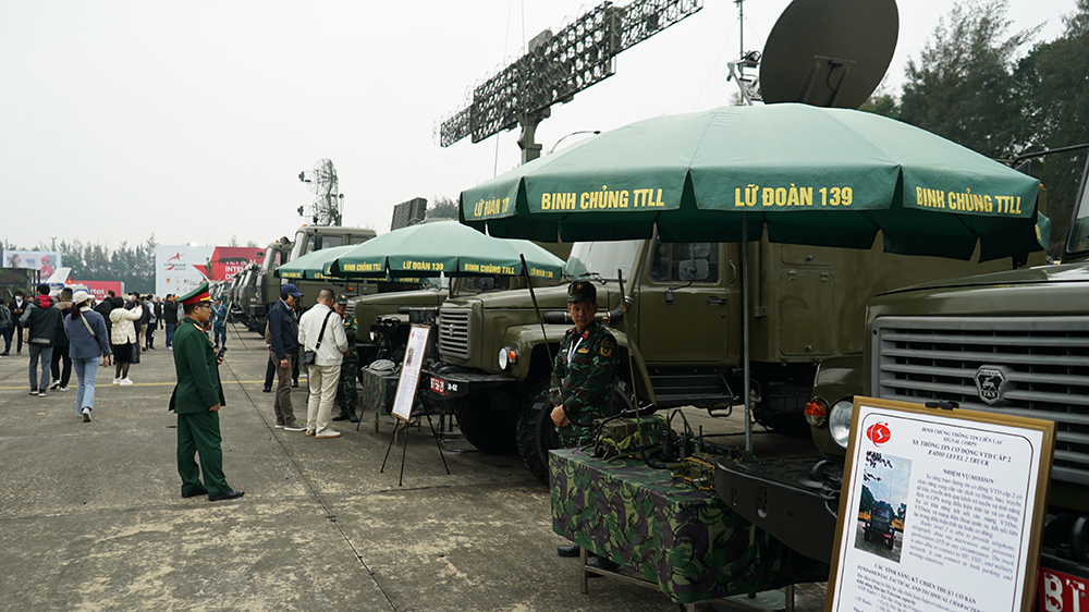 Dàn xe của Binh chủng Thông tin liên lạc có nhiệm vụ bảo đảm thông tin liên lạc vô tuyến điện sóng ngắn, sóng cực ngắn và Radio Trunking.