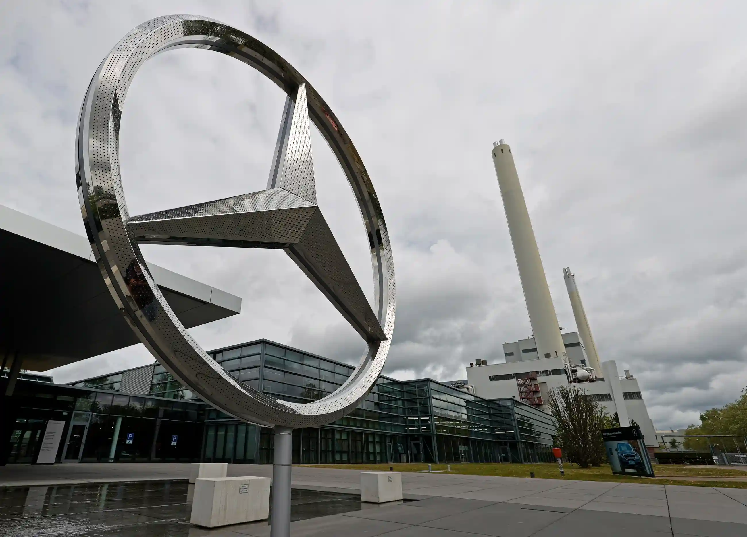 Mercedes đối mặt với tình thế tiến thoái lưỡng nan vì phụ thuộc vào Nga và Trung Quốc