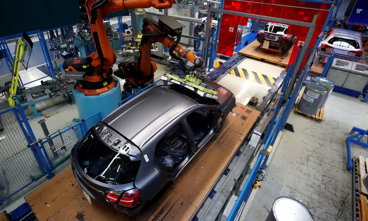 Một chiếc Mercedes A-Class đang được lắp ráp tại Rastatt. Ảnh: Reuters.